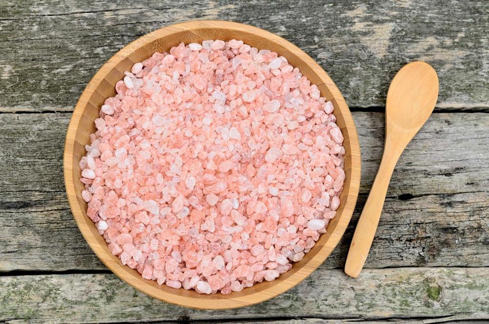 depositphotos 114993074 stock photo pink salt himalaya in bowl